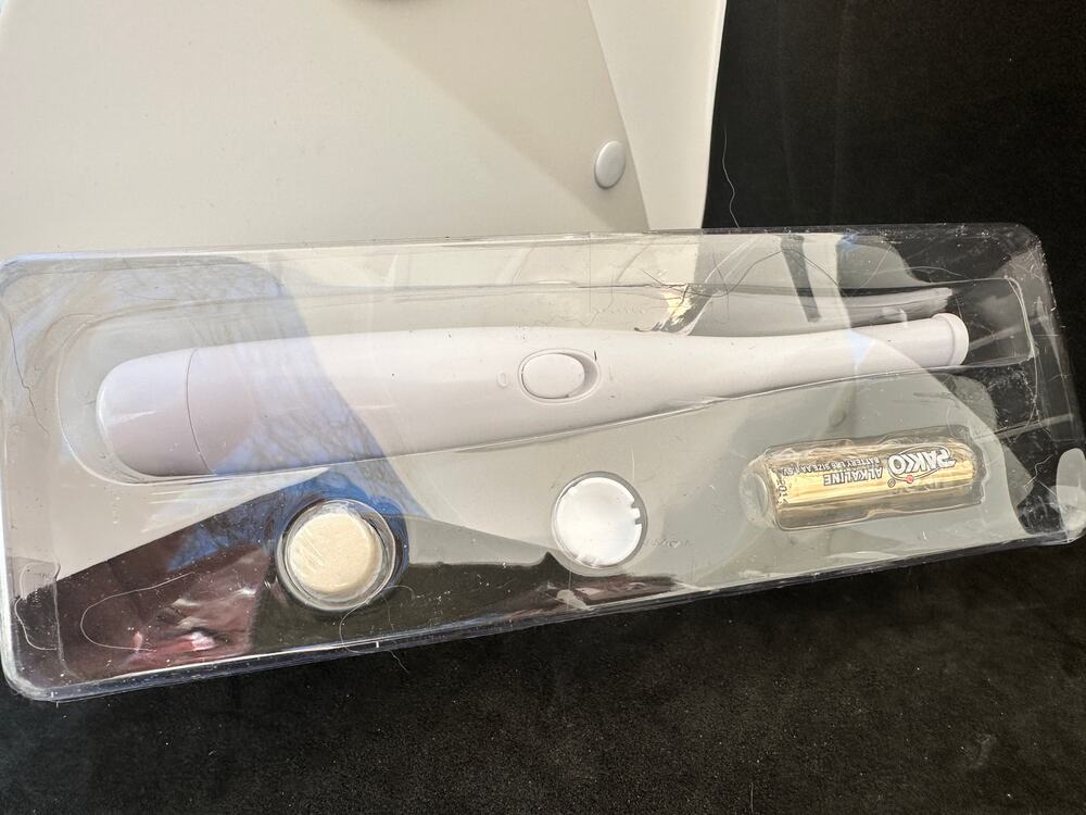 89A	Susan Lucci Youthful Essence Micro Erase Microderm Kit; 2 xtra sponges NOS